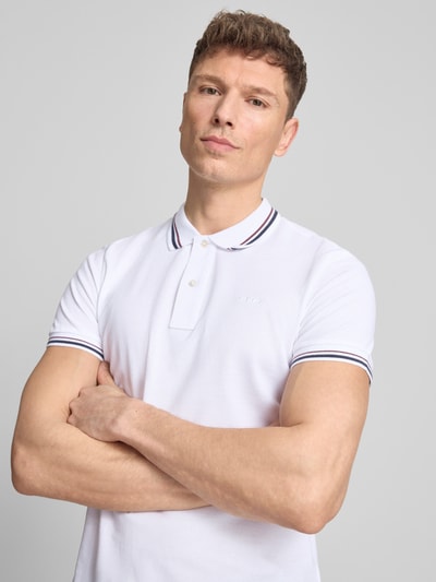 Männermodel trägt Slim Fit Poloshirt mit Kontraststreifen von Geox aus Baumwoll-Mix, Weiß mit schmalen Streifen, Nahaufnahme Oberkörper. Rückenlänge bei Größe M: 69 cm.