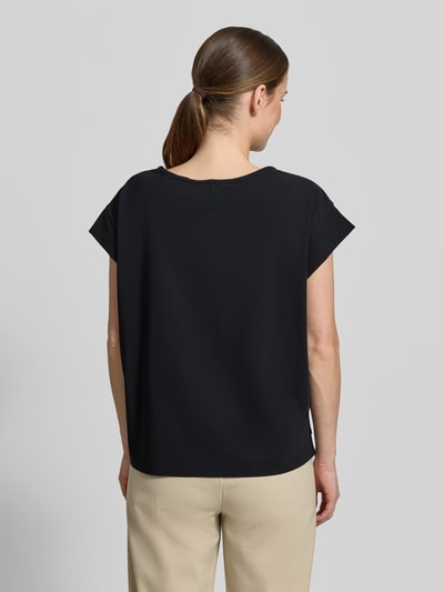Frauenmodel trägt T-Shirt mit Rundhalsausschnitt Modell 'GRIT' von Raffaello Rossi, Damen T-Shirt in Schwarz, Material-Mix mit Stretch-Anteil, Relaxed-Fit, Rückenlänge 58 cm bei Größe 36, Ganzkörperansicht Rückansicht.