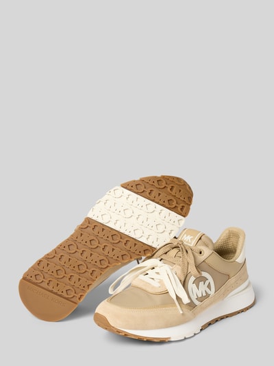 Produktfoto, beżowo-białe sneakersy z mieszanki skóry z detalem z logo, model 'Nova' od MICHAEL Michael Kors, zaokrąglony czubek, profilowana podeszwa, wysokość obcasa w rozmiarze 40: 3 cm, wysokość cholewki w rozmiarze 40: 8 cm, szerokość w rozmiarze 40: 9 cm, faktura skóry oraz podeszwy wyraźnie widoczna