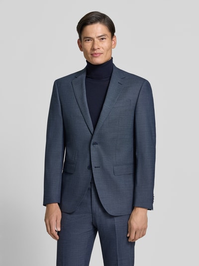Männermodel trägt Slim Fit Anzug aus Schurwoll-Mix von HECHTER PARIS, granatowe odcienie, gładka tekstura, Kołnierz z połami, Kieszenie z patką, Spodnie z kantami, zapięcie na guzik i zamek błyskawiczny, Szerokość w rozmiarze 50: 45 cm, Długość tyłu w rozmiarze 50: 75 cm, Szerokość ramion w rozmiarze 50: 40 cm, Długość rękawów w rozmiarze 50: 64 cm, Długość wewnętrzna nogawki w rozmiarze 50: 58 cm, krój slim fit, Ganzkörperansicht von vorne.