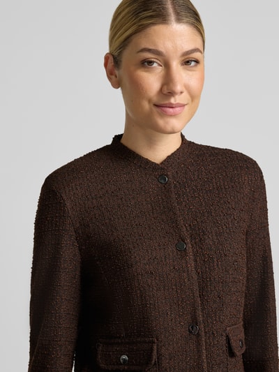 Frauenmodel trägt Blazer mit Viskose-Anteil in Bouclé-Optik von MORE & MORE, braune Struktur, runde Knöpfe, Nahaufnahme Oberkörper.
