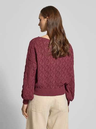 Frauenmodel trägt Relaxed Fit Pullover aus Baumwoll-Mix Modell 'BRYNN' von ONLY, Optik: Unifarben, Stricktextur, Ganzkörperansicht Rückansicht.