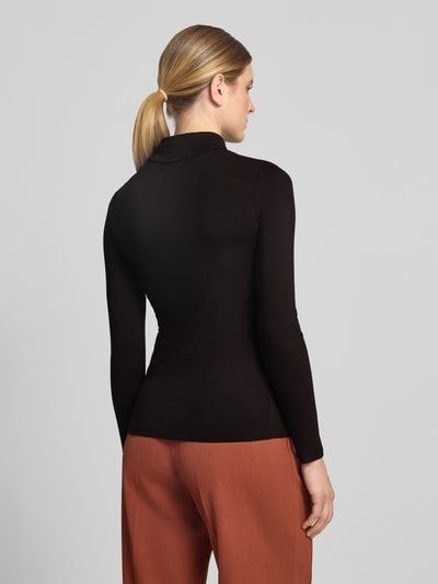 Vrouwenmodel draagt Longsleeve met Rollkragen van Christian Berg Woman, zwart, recht model, Viscosemix, col, Ruglengte maat S: 60 cm, Ganzekörperansicht Rückansicht.