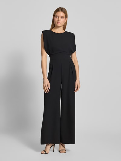Frauenmodel trägt Regular Fit Jumpsuit mit Rundhalsausschnitt von Rinascimento in Schwarz, ärmellos, tailliert, Kellerfalten, Ganzkörperansicht von vorne.