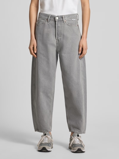 Vrouwenmodel draagt Barrel Fit uit Lyocell-Baumwoll-Mix model 'BAARLY' van Armedangels, dames jeanslook, barrel fit, high waist, labelpatch, riemlussen, verdekte knoopsluiting, 5-pocketmodel, mix van katoen en lyocell, grijs, Ganzkörperansicht van voren.