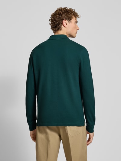 Männermodel trägt Regular Fit Poloshirt aus puur katoen van MCNEAL in donkergroen met Polokraag, knoopsluiting, labelstitching, shirt met lange mouwen, ruglengte maat M 73 cm, Ganzkörperansicht Rückansicht.
