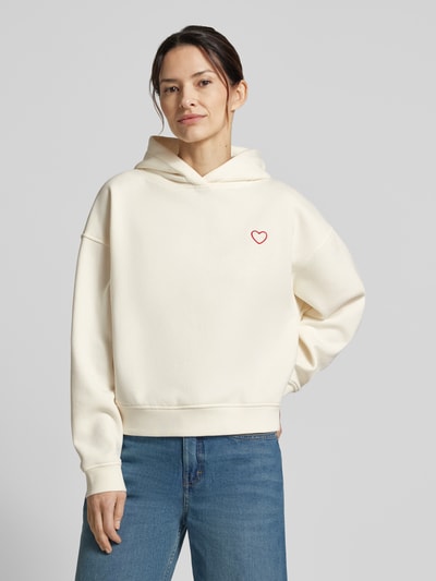 Frauenmodel trägt Hoodie mit Stitching Modell 'Galentine' von OPUS, Relaxed Fit im Baumwoll-Mix, cremefarben, Ganzkörperansicht von vorne.