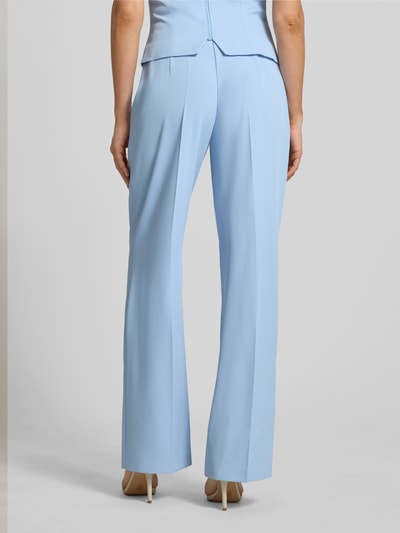 Kobiece model prezentuje Hose mit Bügelfalten von Jake*s Cocktail, jasnoniebieski materiał-mix ze stretchem, krój regular fit, Szerokość w rozmiarze 36: 34 cm, długość nogawki wewnętrznej w rozmiarze 36: 82 cm, widok całej sylwetki z tyłu