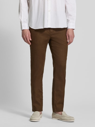 Mannenmodel draagt Regular Fit Leinenhose met logo-stitching model Denton van Tommy Hilfiger, effen kleuren, linnenmix, steekzakken, knoop- en ritssluiting, boord, vooraanzicht, detailopname onderlichaam.