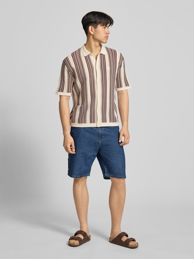 Männermodel trägt Regular Fit Strickhemd mit Logostickerei auf der Brust von REVIEW, Baumwolle, Streifenmuster, Ganzkörperansicht von vorne