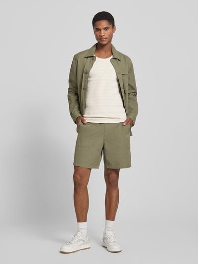 Männermodel trägt Tanktop mit Strukturmuster Modell 'lars' von Samsøe Samsøe aus Reine Baumwolle Slim-Fit, Ganzkörperansicht von vorne.