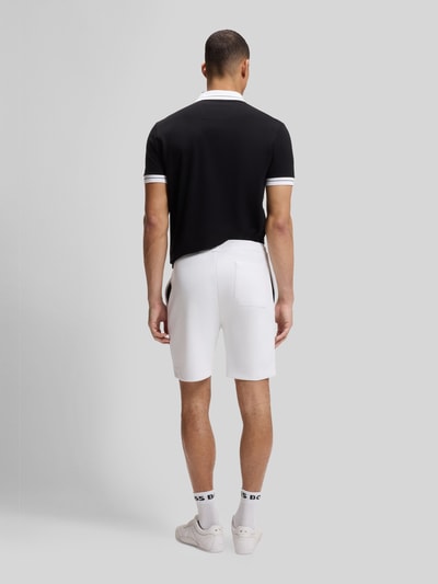 Männermodel trägt Regular Fit Sweatshorts aus Baumwoll-Mix Modell 'JT_JOIN HEADLO' von BOSS Green, Optik: Unifarben, Ganzkörperansicht Rückansicht.