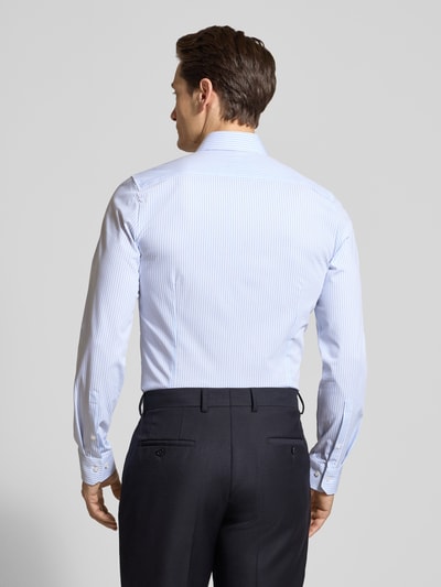 Męski model nosi Slim Fit Freizeithemd mit Kentkragen Modell 'Performance' od OLYMP No. Six, elastyczny bawełniany miks, długi rękaw, wzór w delikatne paski, pełna lista guzików, sportowe mankiety, długość tyłu w rozmiarze 40: 78 cm, szerokość ramion w rozmiarze 40: 45 cm, długość rękawa w rozmiarze 40: 68 cm, krój slim fit, widok całej sylwetki od tyłu.