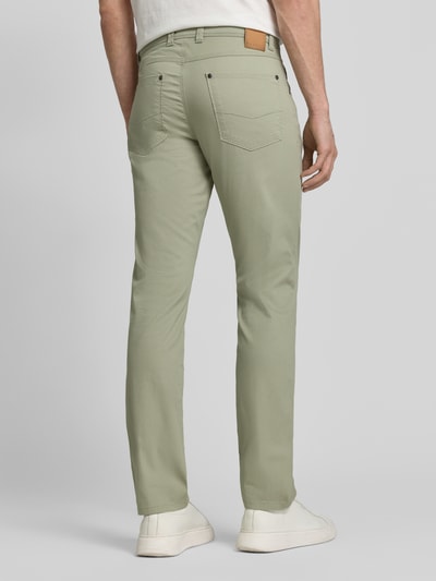 Mannenmodel draagt Regular Fit broek met steekzakken model 'CORDOBA' van bugatti, mix van katoen en elastaan, regular fit, binnenbeenlengte 80 cm, bandwijdte 43 cm, lichtgroen, gladde textuur, volledige lichaamsweergave achteraan.