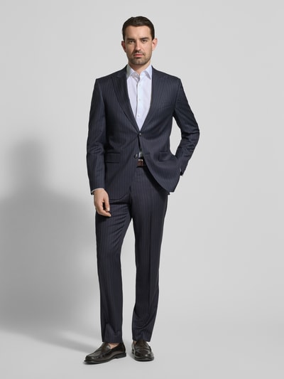 Männermodel trägt Regular Fit Business-Hemd mit Strukturmuster und Kentkragen von OLYMP in Weiß, Reine Baumwolle, Ganzkörperansicht von vorne. Modell mit Kentkragen, Brusttasche, Rückenlänge 80 cm, Schulterbreite 48 cm, Ärmellänge 65 cm.