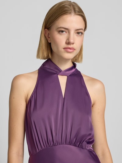 Frauenmodel trägt Cocktailkleid mit Schlüsselloch-Ausschnitt Modell 'PELLA' von YAS in Violett, Material-Mix mit Stretch, Nahaufnahme Oberkörper.
