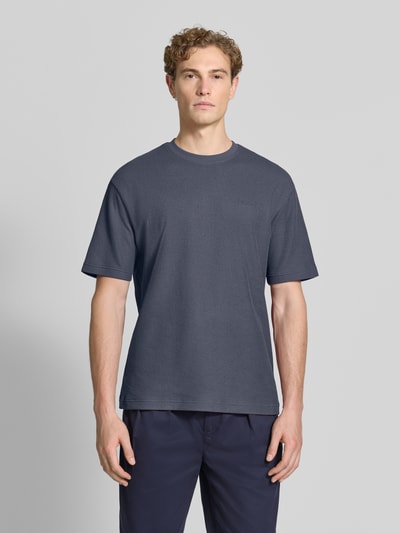 Männermodel trägt Regular Fit T-Shirt aus reiner Baumwolle Modell 'Te_Rib' von BOSS Orange in Dunkelblau, Ganzkörperansicht von vorne.