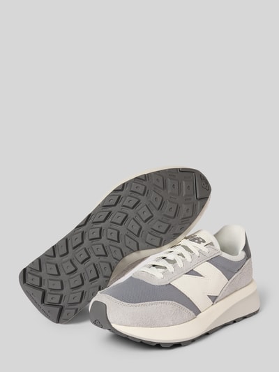 Produktfoto, Sneaker mit Label-Detail Modell 'U370AH' von New Balance, abgerundete Form, graue und weiße Farben, strukturierte Sohle, Schnürung, Absatzhöhe 5 cm, Schafthöhe 7 cm, Schaftweite 7 cm, Damen Sneaker