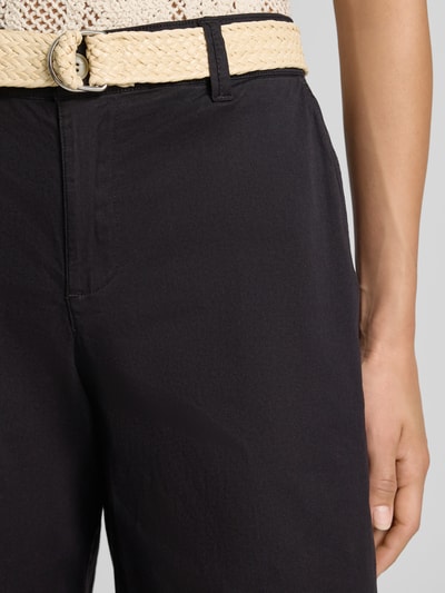Frauenmodel trägt Bermudas mit Gürtel Modell 'ROVENA' von Soyaconcept, Baumwoll-Elasthan-Mix, Regular-Fit, Nahaufnahme Oberkörper.
