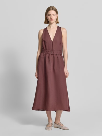 Frauenmodel trägt Midikleid aus Leinen-Mix mit Viskose-Anteil von Stefanel in Braun, Taillierte Passform, V-Ausschnitt, Knopfleiste, Ärmelloses-Design, Stoffgürtel, glatte Struktur, Ganzkörperansicht von vorne.
