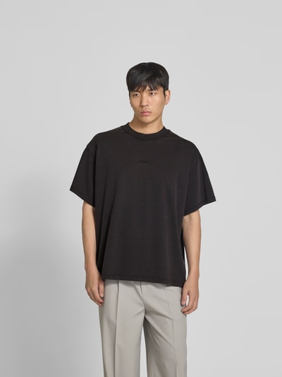 Männermodel trägt Relaxed Fit T-Shirt mit Logo-Stitching von WON HUNDRED, reine Baumwolle, Rundhalsausschnitt, kurzärmelig, Ganzkörperansicht von vorne.
