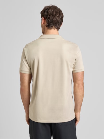 Męski model nosi Regular Fit Poloshirt mit Logo-Print model 'BELLMONT' od Icepeak, beżowa koszulka polo, krótki rękaw, długość tyłu w rozmiarze M: 73 cm, Ganzkörperansicht Rückansicht.