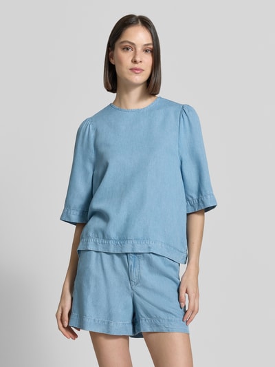 Frauenmodel trägt Regular Fit Bluse in Denim-Optik von Rich & Royal aus reiner Baumwolle, hellblau, Rundhalsausschnitt, Ganzkörperansicht von vorne.