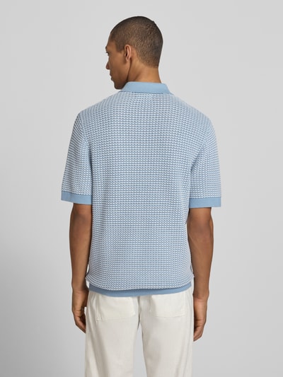 Männermodel trägt Regular Fit Poloshirt in Strick-Optik Modell 'Kingsley' von Jack & Jones Premium aus reiner bawełna, krótki rękaw, kołnierzyk polo, elastyczne wykończenia, długość tyłu w rozmiarze M: 77 cm, imitacja dzianiny w jasnoniebieskich i białych odcieniach, Ganzkörperansicht Rückansicht.