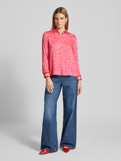 Vrouwenmodel draagt Regular Fit Bluse aus Viskose im Allover-Look van Milano Italy, rood met patroon, zuiver viscose, overhemdkraag, knoopsluiting, all-over look, ruglengte maat 36: 66 cm, mouwlengte maat 36: 61 cm, Ganzkörperansicht van voren.