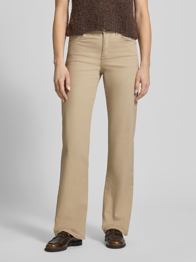 Frauenmodel trägt Bootcut Hose mit Eingrifftaschen Modell 'Lara' von Angels, beigefarbener Baumwoll-Mix mit Stretch, Nahaufnahme Oberkörper bis Schuhe, Vorderansicht.
