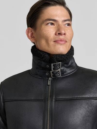 Männermodel trägt Regular Fit Jacke in Leder-Optik Modell 'Aviator' von MARKUP mit Kunstfellbesatz, Stehkragen, Zweiwege-Reißverschluss, Nahaufnahme Oberkörper.