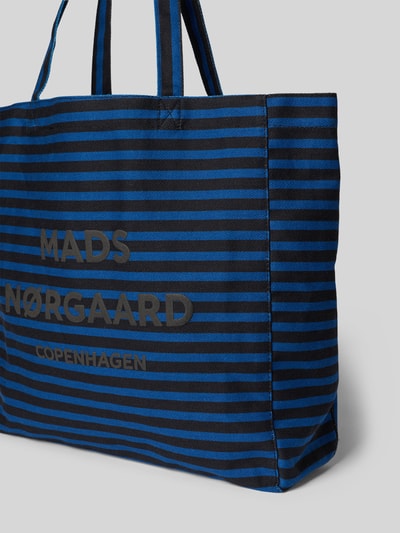 Produktfoto, Shopper aus Baumwolle mit Logo Modell 'Boutiqno Athene' von MADS NØRGAARD, blau-schwarze Streifen, grobe Textur, Vorderansicht