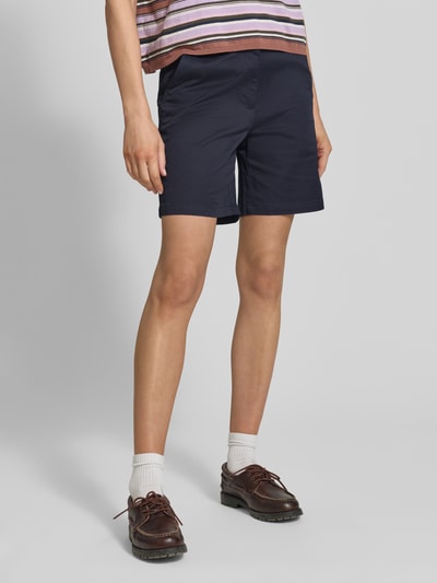 Frauenmodel trägt Bermudas mit Gesäßleistentaschen von Gant in Dunkelblau, Straight Fit aus Baumwoll-Mix, Ganzkörperansicht von vorne.