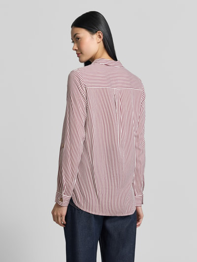 Frauenmodel trägt Regular Fit Langarmbluse aus reiner Viskose Modell 'BUMPY' von VERO MODA, rot-weiß gestreift, Ganzkörperansicht Rückansicht, Damen Langarmbluse.