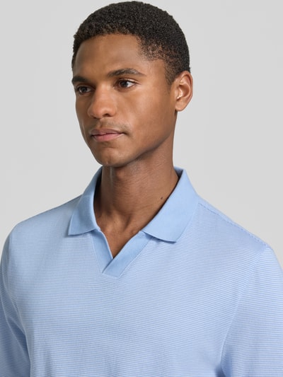 MAERZ Muenchen Regular Fit Poloshirt aus Baumwolle mit V-Ausschnitt Hellblau 3