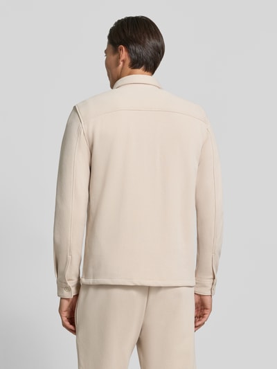 Männermodel trägt Overshirt mit Knopfleiste von MCNEAL in Beige, Material-Mix mit Baumwoll-Anteil, gerader Schnitt, Ganzkörperansicht Rückansicht.