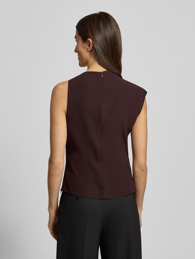 Frauenmodel trägt Blusentop in asymmetrischem Design Modell 'JOIA' von Mango, ärmellos, taillierte Passform, Rückansicht, Ganzkörperansicht.