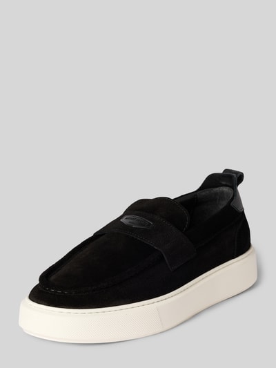 Produktfoto, Loafers aus Leder mit Label-Detail von Antony Morato in Schwarz mit abgerundeter Spitze und weißer Sohle, Echtleder, strukturierte Oberfläche, Schlupfform, Absatz 5 cm, Schafthöhe 7 cm, Schaftweite 6 cm.