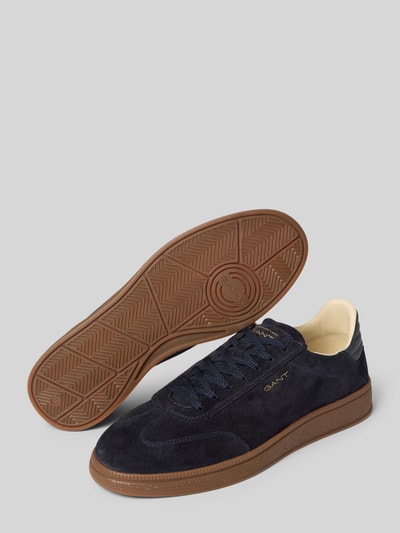 Produktfoto, Sneaker aus echtem Rindsleder Modell 'Cuzmo' von GANT in Dunkelblau mit brauner Sohle, Herren Sneaker von GANT, raues Obermaterial, seitliche Ansicht und Sohlenansicht.