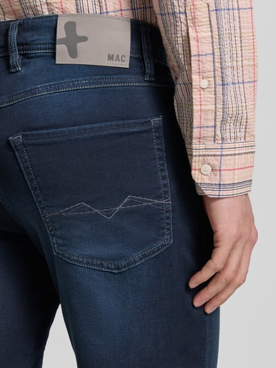 Männermodel trägt Regular Fit Bermudas in Denim-Optik mit Eingrifftaschen von MAC, Baumwoll-Elasthan-Mix, Used-Look, Detailaufnahme Rücken.
