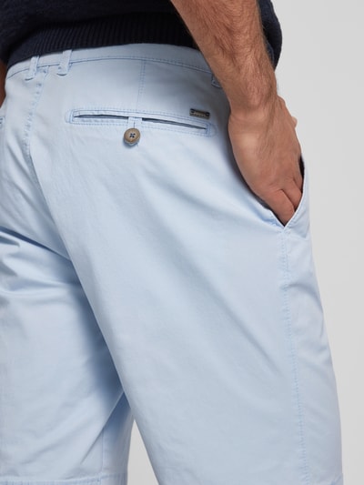 bugatti Regular fit korte chino met ceintuurlussen, model 'Flat' Lichtblauw - 3