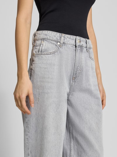 Kobiece model nosi Barrel Leg Jeans aus reiner Baumwolle Modell 'STINE CROPPED' od Marc O'Polo Denim, efekt: jednolity kolor, denim, wysoki stan, 5 kieszeni, wyhaftowane i wytłaczane logo, długość skrócona, materiał: czysta bawełna, wykończenie: denim; półzbliżenie na przód.