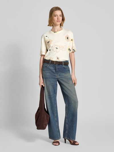 Frauenmodel trägt T-Shirt im Allover-Look mit Rundhalsausschnitt von JAKE*S STUDIO WOMAN, cremefarbene Baumwolle, Regular Fit, Ganzkörperansicht von vorne.