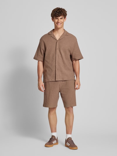 REVIEW Koszula casualowa o kroju relaxed fit z fakturowanym wzorem Ziemisty brązowy 1