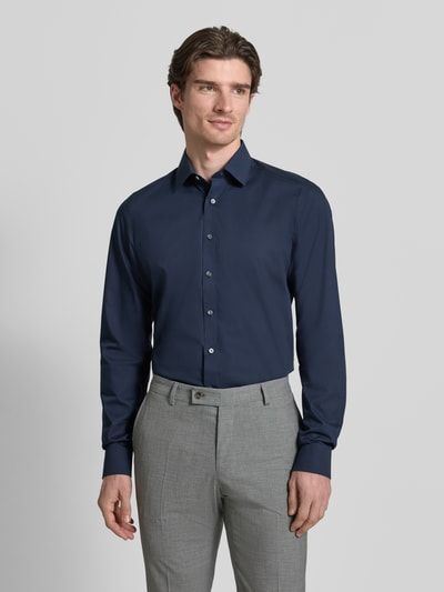 Männermodel trägt Regular Fit Businesshemd mit extra langem Arm van OLYMP, unifarben, Kentkraag, katoenmix, voorkant, bovenlichaam