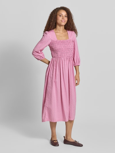 Frauenmodel trägt Fit and Flare Midikleid aus Baumwoll-Mix von Marc O'Polo Denim, rosa mit Optik:Allover-Muster, Karree-Ausschnitt, 3/4-Arm, gesmoktes Oberteil, Ganzkörperansicht von vorne.