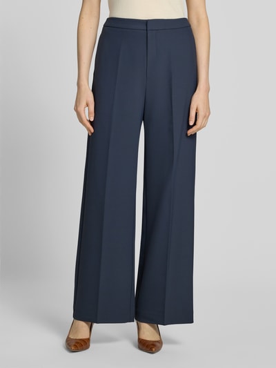 Vrouwenmodel draagt Straight Fit pantalon met persplooien Model 'Leya Miley' van MOS MOSH in donkerblauw met steekzakken en achterzak, haakjes- en ritssluiting, Bandwijdte bij maat 36: 45 cm, Binnenbeenlengte bij maat 36: 73 cm, Ganzekörperaanzicht van voren.
