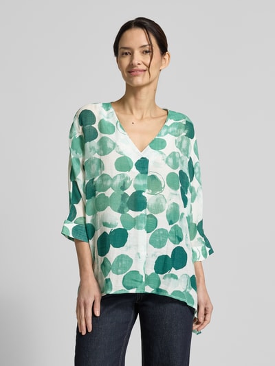 Frauenmodel trägt Relaxed Fit Bluse im Allover-Look von Apricot aus Viskose-Mix, grün-weiß, V-Ausschnitt, 3/4-Arm, Ganzkörperansicht von vorne.
