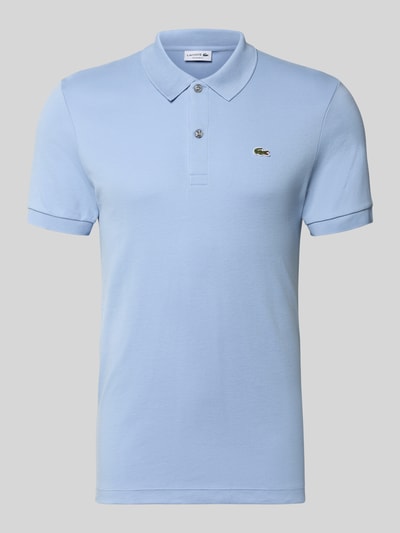 Produktfoto, Regular Fit Poloshirt aus reiner Baumwolle von Lacoste in Hellblau, unifarben mit Logo-Detail, Polokragen, kurze Knopfleiste, Seitenschlitze, kurze Ärmel, glatte Textur.
