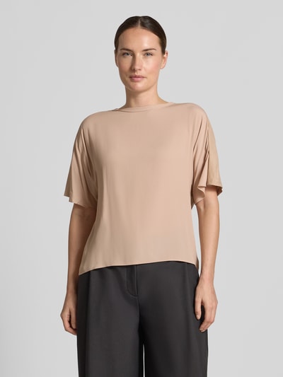 Frauenmodel trägt Loose Fit Bluse mit Seide-Anteil von Luisa Cerano in Beige, halbärmelig, Rundhalsausschnitt, Ganzkörperansicht von vorne, Acetat-Seide-Mix.